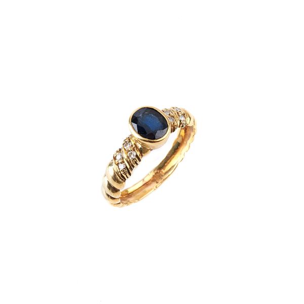 



ANELLO IN ORO GIALLO 18 KT, DIAMANTI E ZAFFIRO
