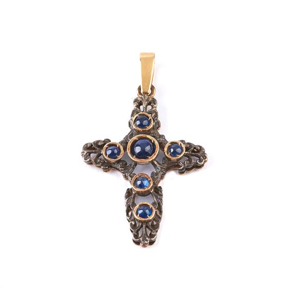 



PENDENTE A FORMA DI CROCE IN ORO GIALLO 18 KT, ARGENTO E ZAFFIRI