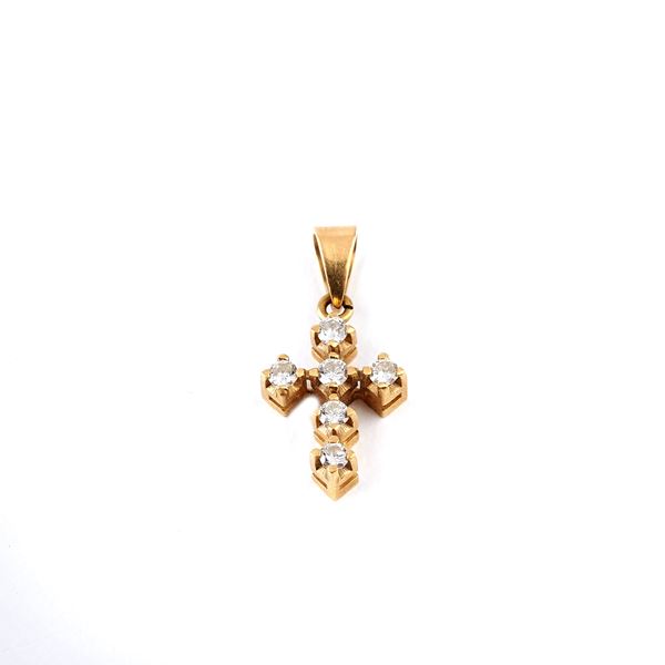 



PENDENTE A FORMA DI CROCE IN ORO GIALLO 18 KT E DIAMANTI