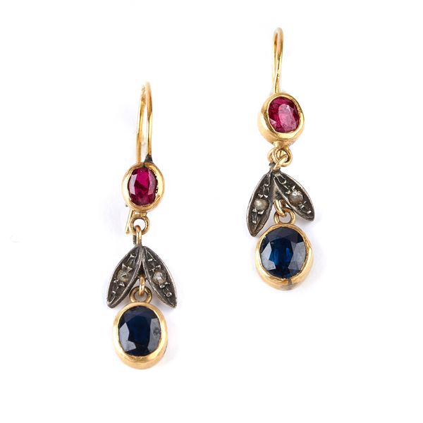 



PAIO DI ORECCHINI IN ORO GIALLO 18KT, ARGENTO, DIAMANTI, RUBINI E ZAFFIRO