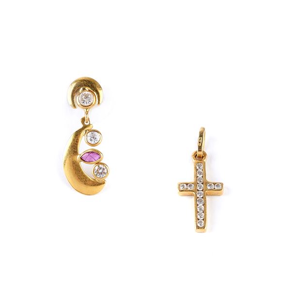 



UN ORECCHINO E UN PENDENTE IN ORO GIALLO 18 KT E PIETRE 