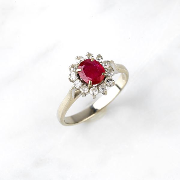 



ANELLO, MARGHERITA IN ORO BIANCO 18KT , DIAMANTI E RUBINO