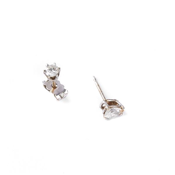 



DUE ORECCHINI PUNTO LUCE IN ORO BIANCO 18KT E DIAMANTI