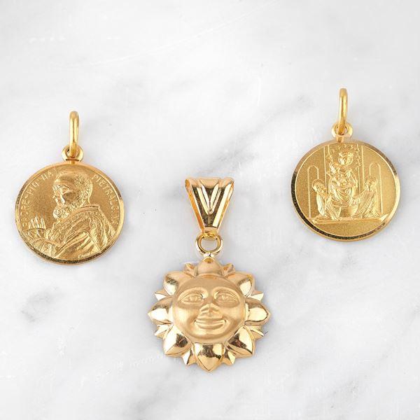



DUE MEDAGLIETTE ED UN PENDENTE IN ORO GIALLO 18KT  - Asta Gioielli e Preziosi - Poggio Bracciolini Casa d'Aste
