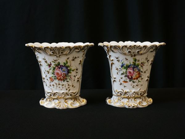 Coppia di vasetti portafiori, sec. XX  - Asta Arredi oggetti d'arte e mobili dal XVIII al XX secolo - Poggio Bracciolini Casa d'Aste