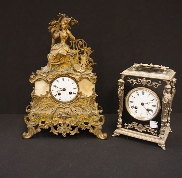 Due orologi da tavolo, fine sec. XIX e sec. XX  - Asta Mobili oggetti d'arte e arredi dal XVIII al XX secolo - Poggio Bracciolini Casa d'Aste