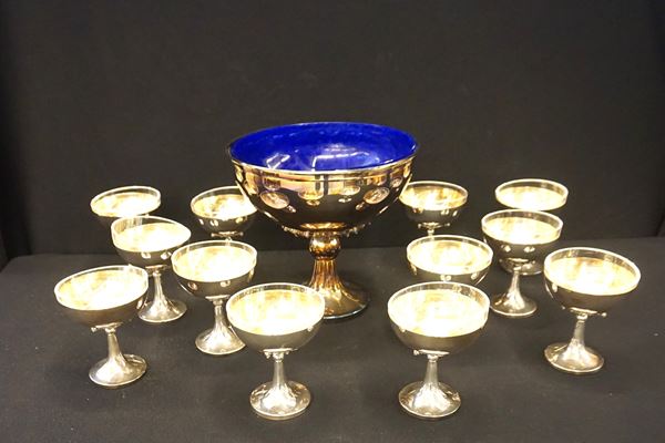 



Coppa da macedonia con dodici coppette  - Asta Eleganza a tavola: porcellane, argenti e complementi da arredo - Poggio Bracciolini Casa d'Aste