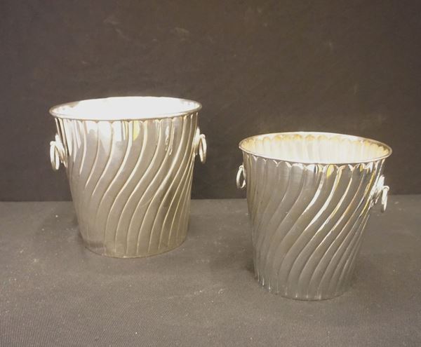 



Due secchielli portaghiaccio  - Asta Eleganza a tavola: porcellane, argenti e complementi da arredo - Poggio Bracciolini Casa d'Aste