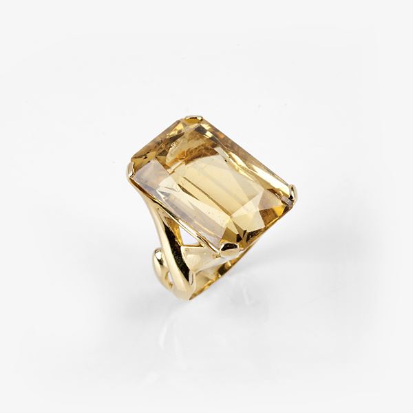 



ANELLO IN ORO GIALLO E TOPAZIO
