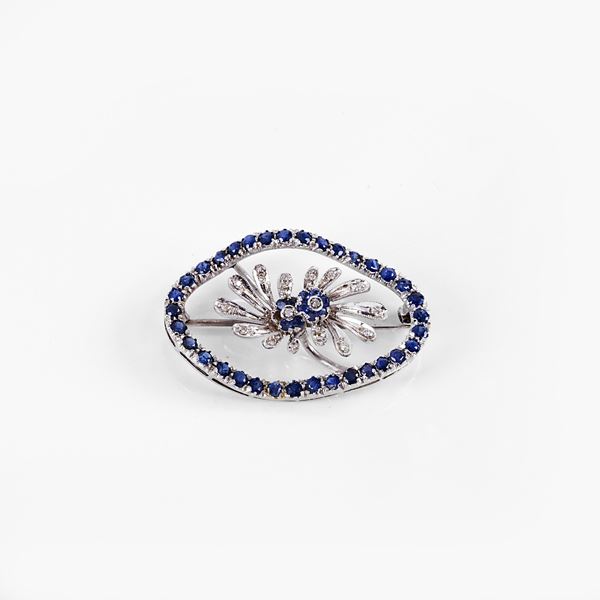 



SPILLA IN ORO BIANCO 18KT , DIAMANTI E ZAFFIRI