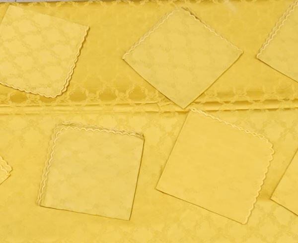 Tovaglia in seta gialla damascata