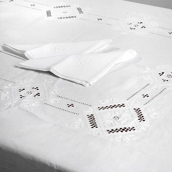 



Tovaglia   - Asta Eleganza a tavola: porcellane, argenti e complementi da arredo - Poggio Bracciolini Casa d'Aste