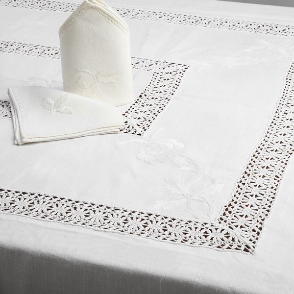 



Tovaglia   - Asta Eleganza a tavola: porcellane, argenti e complementi da arredo - Poggio Bracciolini Casa d'Aste