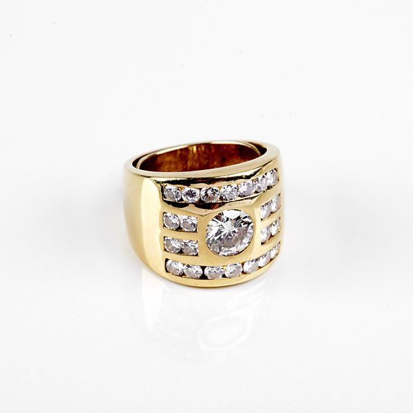 



ANELLO IN ORO GIALLO 18KT E DIAMANTI