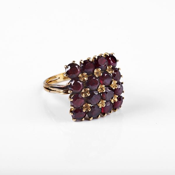 



ANELLO IN ORO GIALLO 18KT E GRANATI