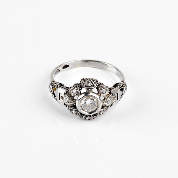 



ANELLO IN ORO BIANCO 18KT E DIAMANTI
