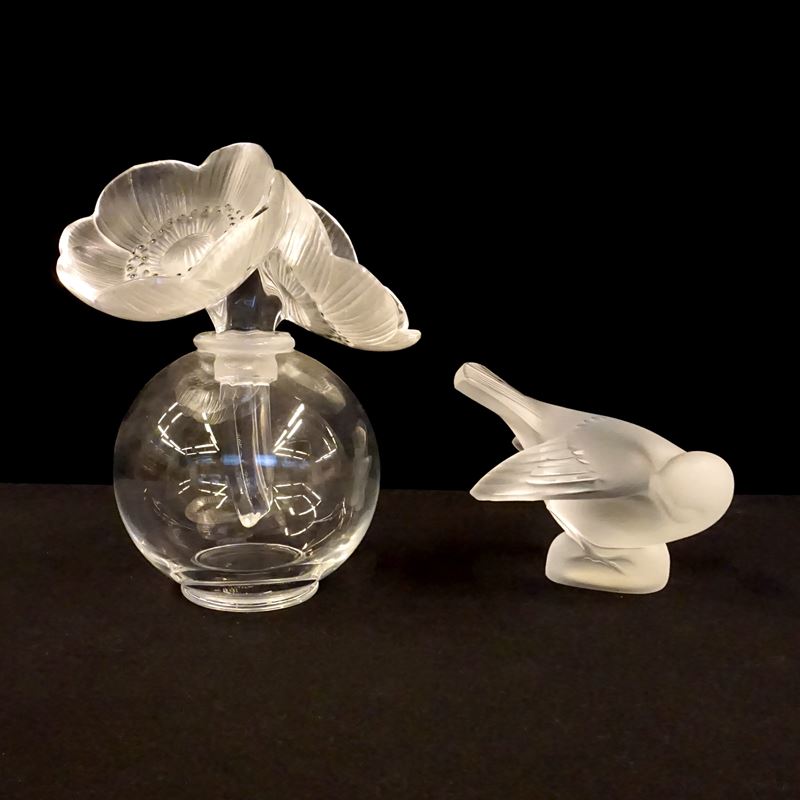 Piccolo soprammobile in forma di volatile e vaso con fiore, manifattura Lalique, sec. XX