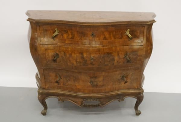 



Cassettone, in stile sec. XVIII  - Asta Mobili oggetti d'arte e arredi dal XVIII al XX secolo - Poggio Bracciolini Casa d'Aste