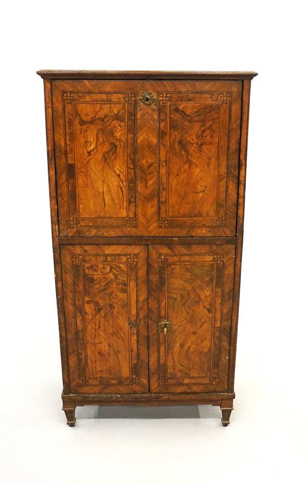



Secretaire, sec. XIX, in radica di noce, tre sportelli di cui uno a ribalta, internamente sei cassettini, sportelo e vano a giorno, cm 77x41x148