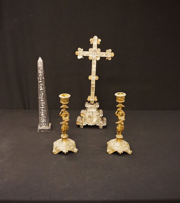 Coppia di candelieri, un obelisco e una croce.   - Asta Arredare con stile: mobili e oggetti d'arte - Poggio Bracciolini Casa d'Aste