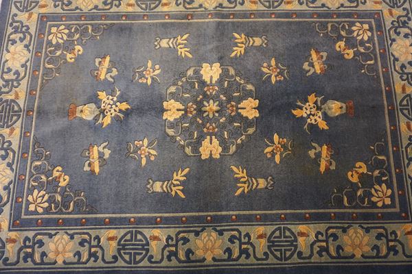 



Tappeto cinese Pechino  - Asta Arredi e Mobili dal XVII al XX secolo - Poggio Bracciolini Casa d'Aste