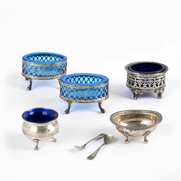 



COPPIA&nbsp; E TRE PICCOLE SALIERE SEC. XIX