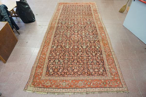 



Tappeto, sec. XX  - Asta Arredare con stile: mobili e oggetti d'arte - Poggio Bracciolini Casa d'Aste