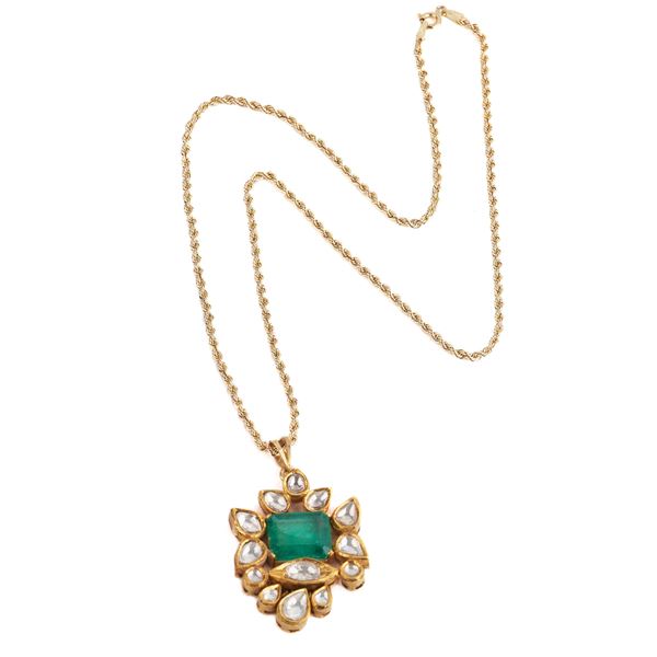 



PENDENTE IN ORO GIALLO 18KT , SMERALDO E DIAMANTI