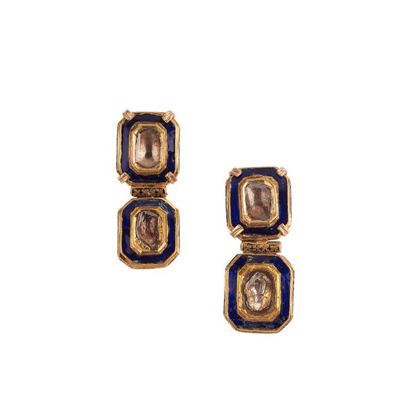 



PAIO DI ORECCHINI IN ORO 18KT E DIAMANTI 