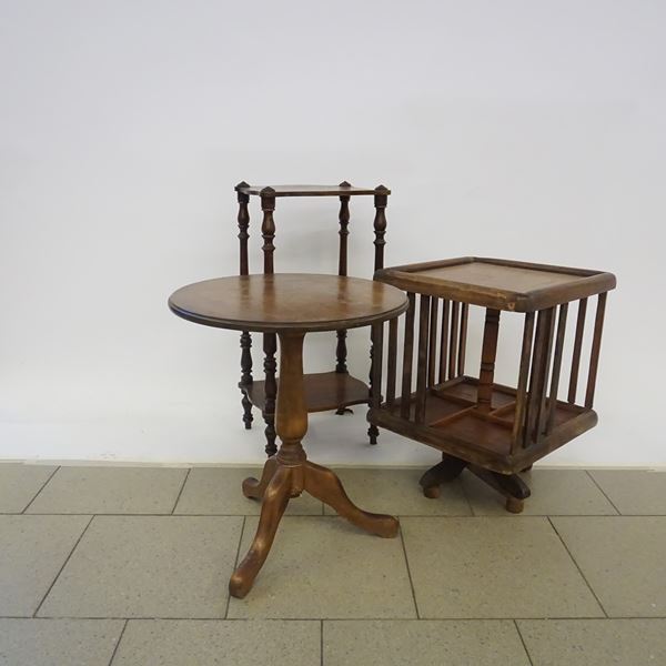 



Etagere a tre piani, tavolino e libreria girevole, sec. XX