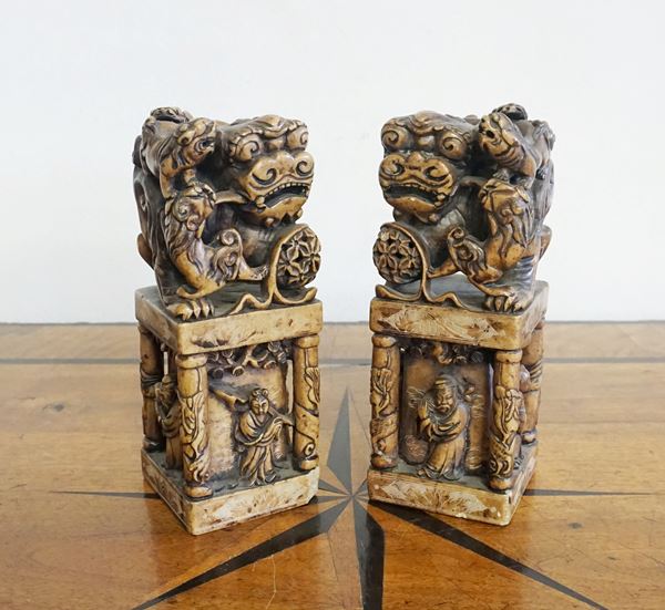 



Coppia di soprammobili, Cina, sec. XX  - Asta Arredare con stile: mobili e oggetti d'arte - Poggio Bracciolini Casa d'Aste