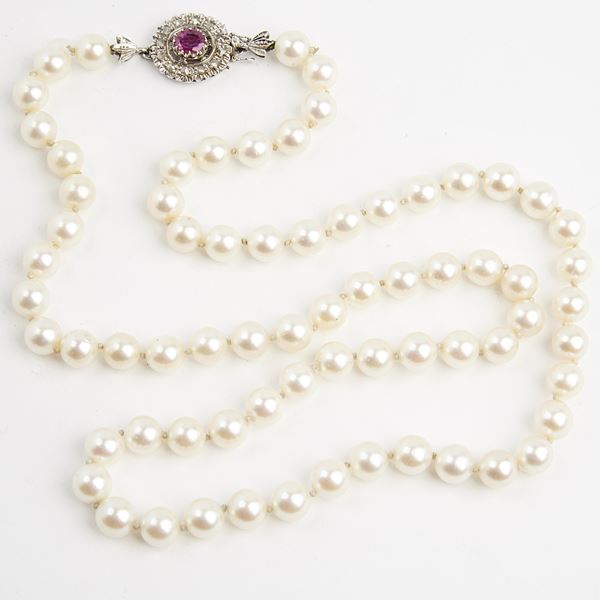 



COLLANA DI PERLE CON RUBINO E DIAMANTI