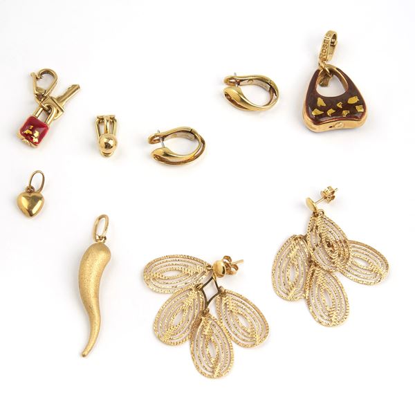 



DUE PAIA DI ORECCHINI , QUATTRO PENDENTI E UNA CLIPS IN ORO GIALLO 18 KT E SMALTI 