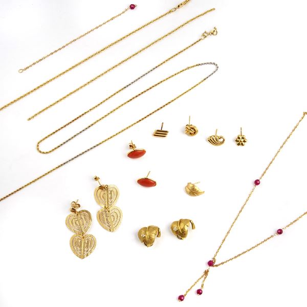 



TRE PAIA DI ORECCHINI IN ORO GIALLO 18KT E CORALLO 