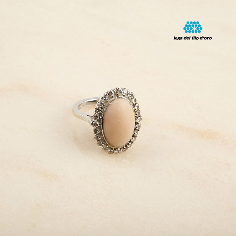 ANELLO IN ORO BIANCO, DIAMANTI E CORALLO