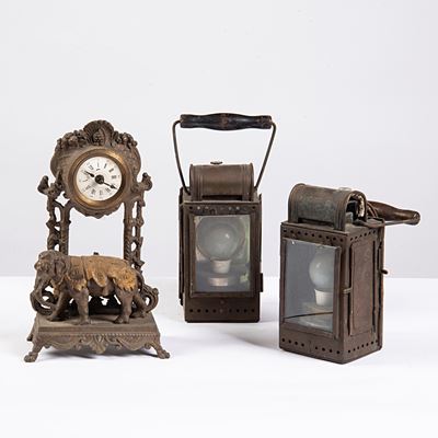 Orologio da tavolo del XX secolo in metallo con base decorativa