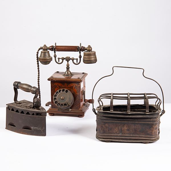 



Vecchio telefono, primi sec. XX