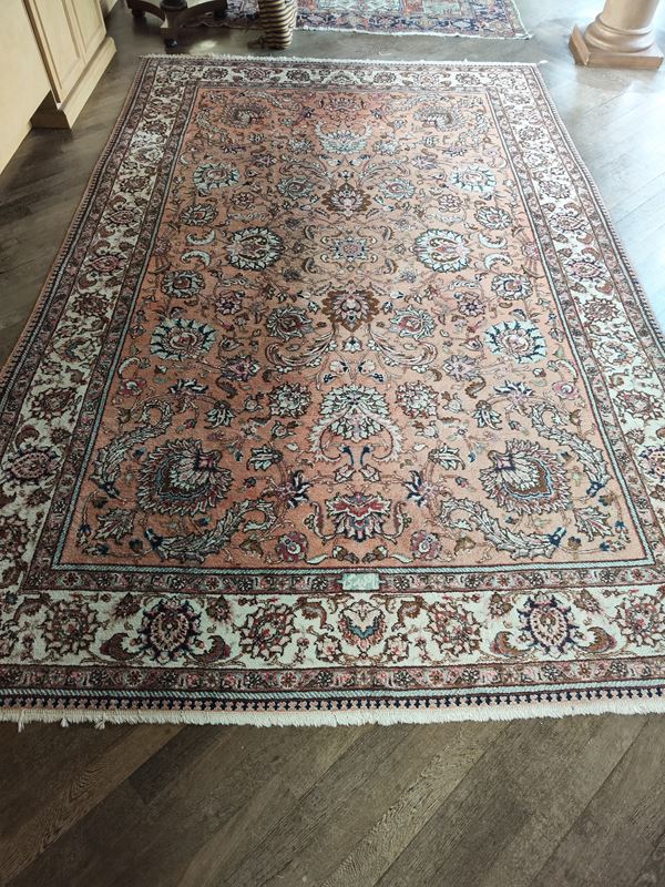 



Tappeto persiano, sec. XX  - Asta Arredare con stile: mobili e oggetti d'arte - Poggio Bracciolini Casa d'Aste