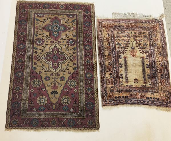 



Tappeto persiano, sec. XX  - Asta Arredare con stile: mobili e oggetti d'arte - Poggio Bracciolini Casa d'Aste
