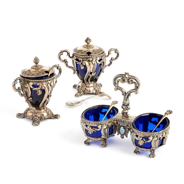 



Saliera e due mostardiere, Francia sec. XIX  - Asta Eleganza a tavola: porcellane, argenti e complementi da arredo - Poggio Bracciolini Casa d'Aste