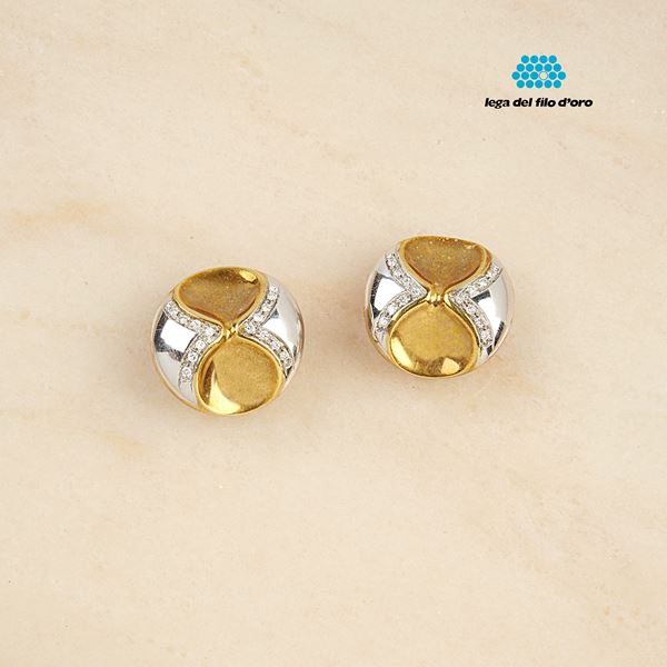 



PAIO DI ORECCHINI IN ORO GIALLO, ORO BIANCO 18KT E DIAMANTI 
