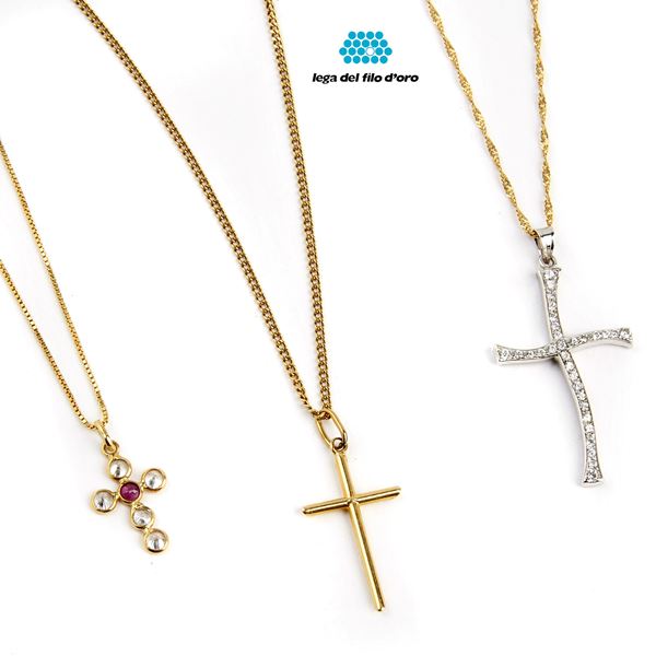 



TRE COLLANE IN ORO GIALLO 18KT CON PENDENTI 