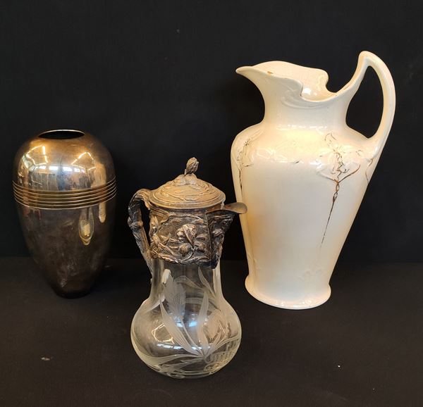 



Vaso e due brocche, inizi sec. XX  - Asta Arredi, mobili e oggetti d'arte - Poggio Bracciolini Casa d'Aste