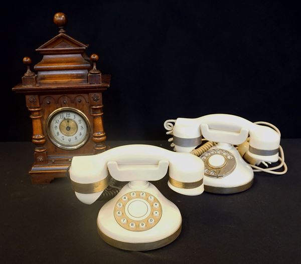 



Coppia di telefoni sec. XX  - Asta Arredi, mobili e oggetti d'arte - Poggio Bracciolini Casa d'Aste