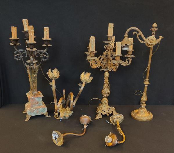 



Due candelieri, un lume da tavolo e tre appliques, inizi sec. XX  - Asta Arredi, mobili e oggetti d'arte - Poggio Bracciolini Casa d'Aste
