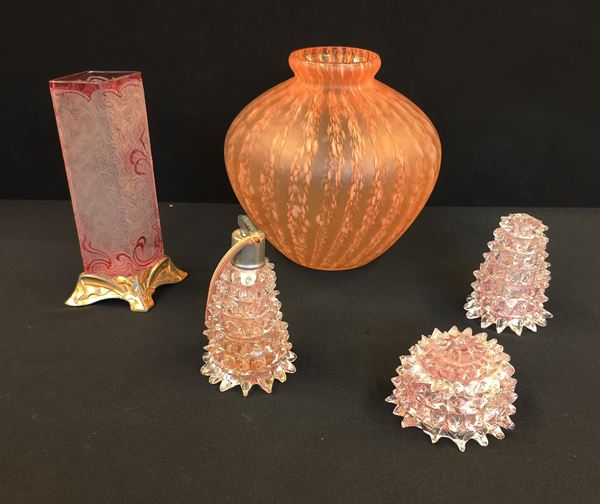 



Tre accessori da toilette in vetro di Murano e vasetto di gusto liberty  - Asta Arredi, mobili e oggetti d'arte - Poggio Bracciolini Casa d'Aste