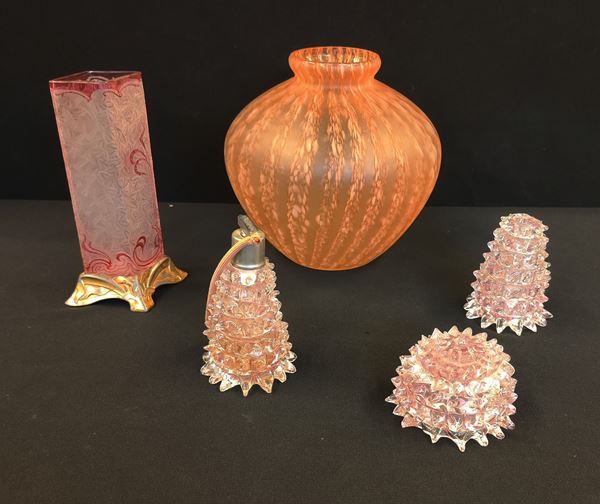 



Tre accessori da toilette in vetro di Murano e vasetto di gusto liberty