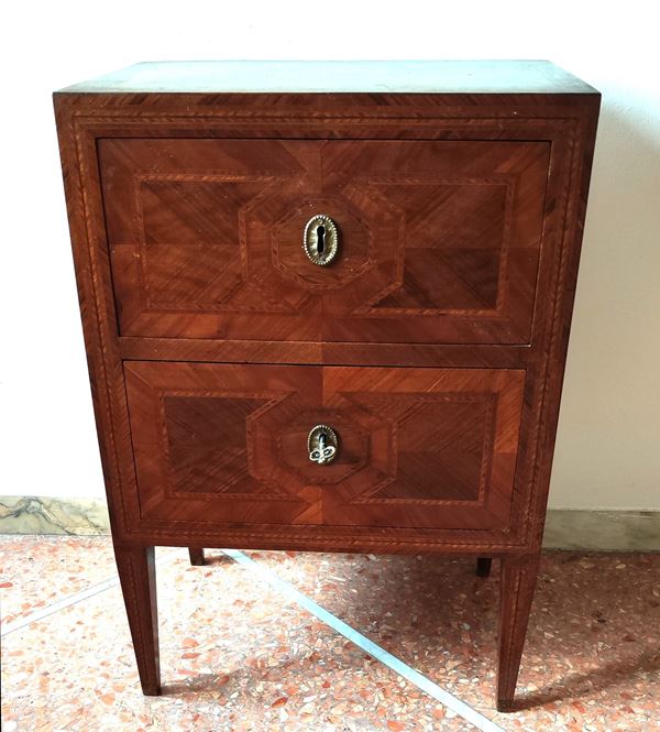 



Comodino, in stile Settecento