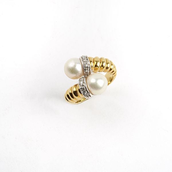 



ANELLO A CONTRARIE' IN ORO 18 KT , PERLE E PIETRE