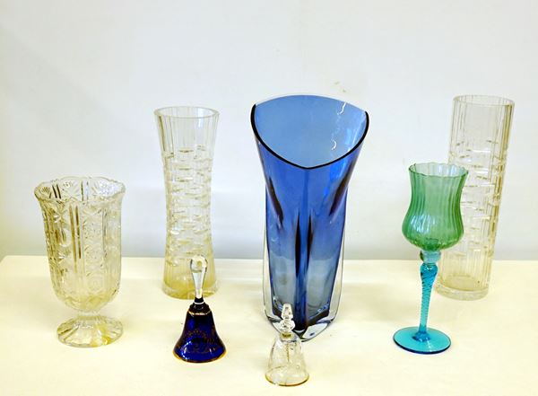 



Due campanelli, quattro vasi e un grande bicchiere, sec. XX  - Asta Arredi, mobili e oggetti d'arte - Poggio Bracciolini Casa d'Aste